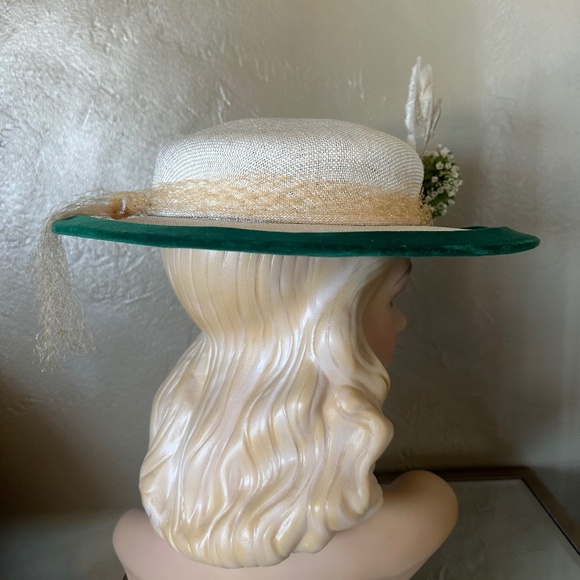 ELEGANT 1950s\' CREAM COLOR STRAW WIDE BRIM - GREEN VELVET + FLOWERS & FEATHER main image 7